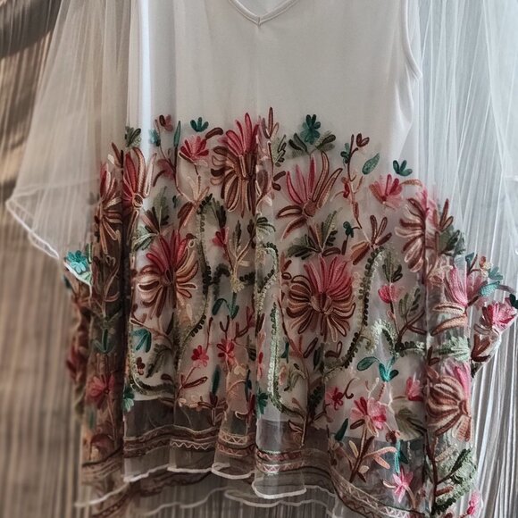 Azi new york floral embroidered top size small - Picture 5 of 16